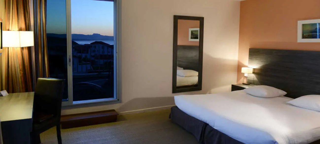 Chambre de l'hôtel Le Biarritz 3*