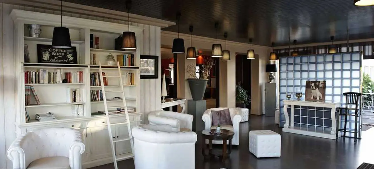 Biblothèque hôtel et SPA à Bénodet en Bretagne