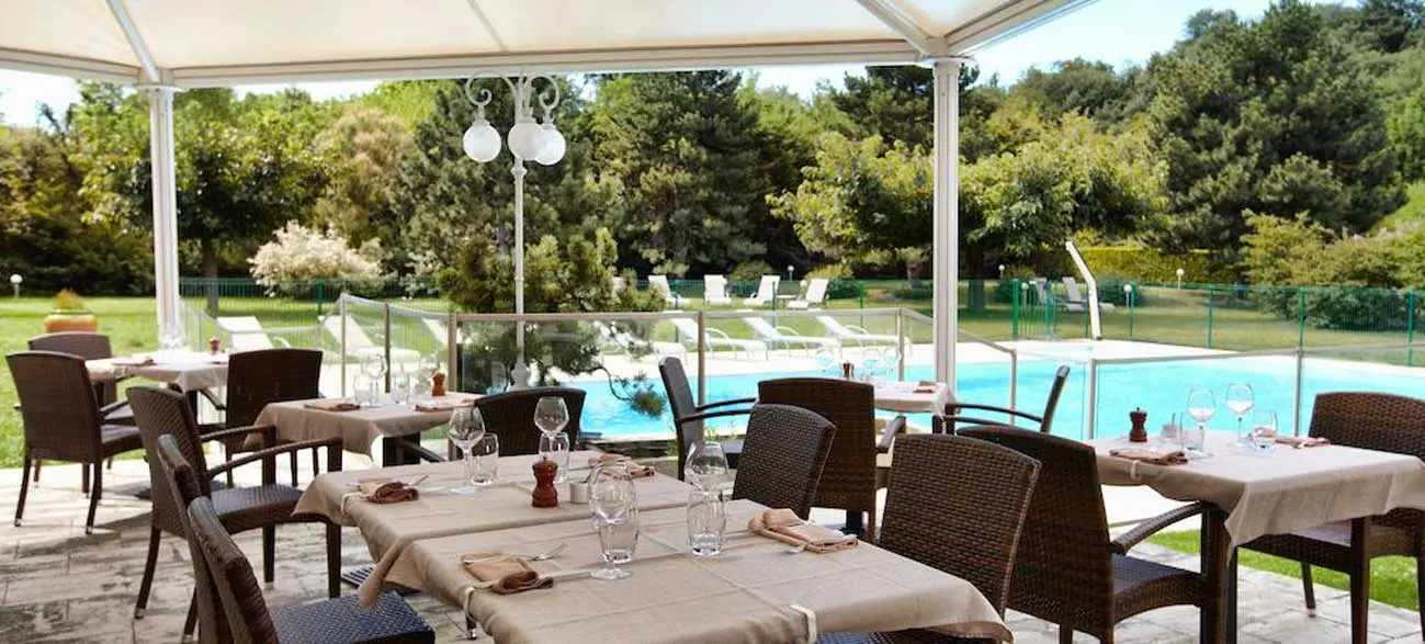 Terrasse de l'hôtel Best Western Clos Syrah à Valence