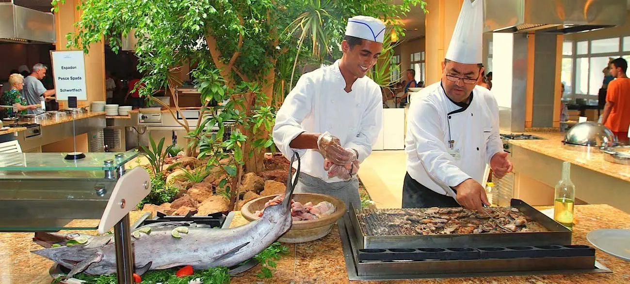 Cuisiniers au restaurant de l'Hôtel Seabel Rym Beach à Djerba