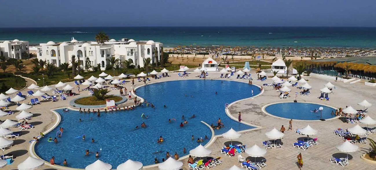 Piscine de l'hôtel Vincci Helios Beach à Djerba
