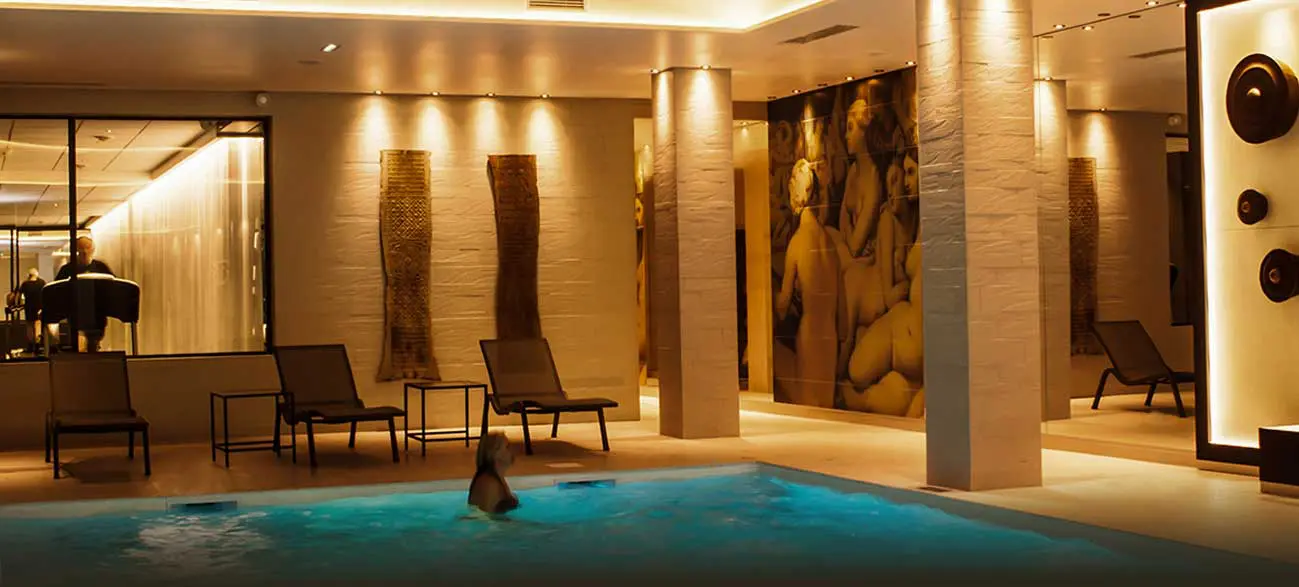 Piscine hôtel SPA Chassieu Lyon
