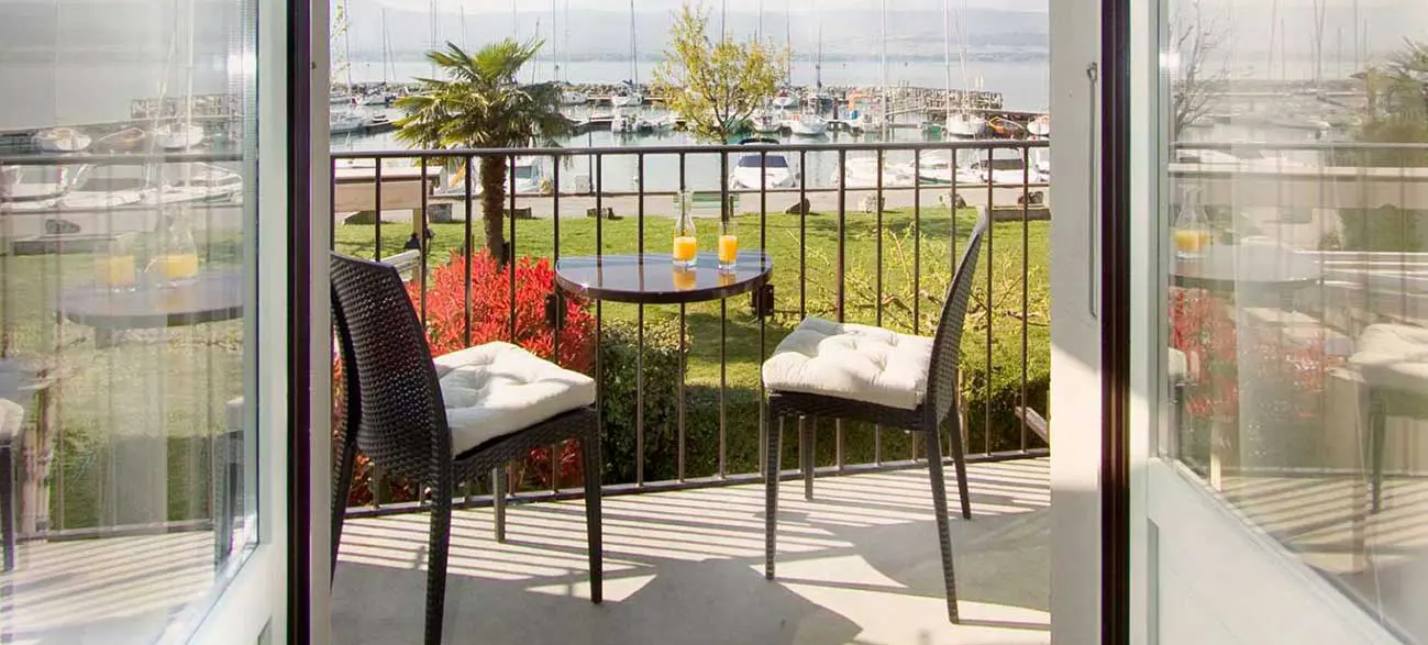 Hôtel face au port de plaisance à Yvoire