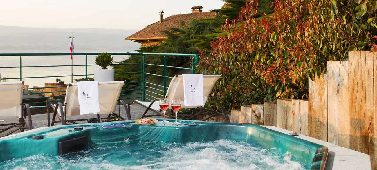 Jaccusi dans un hôtel face au lac Leman à Yvoire