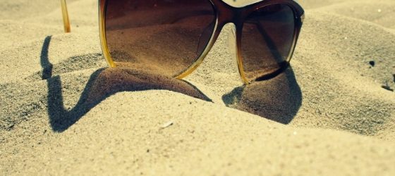 Lunette loupe solaire pour lire sur la plage de sable