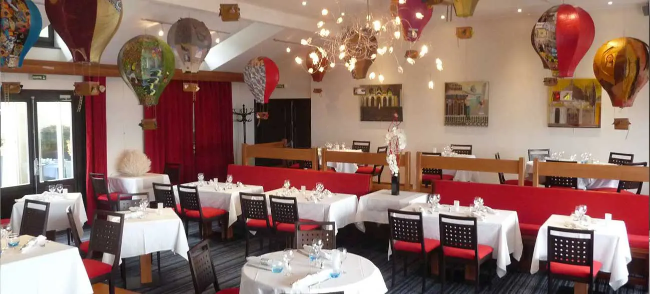 Salle restaurant d'un d'hôtel face au lac Leman à Yvoire
