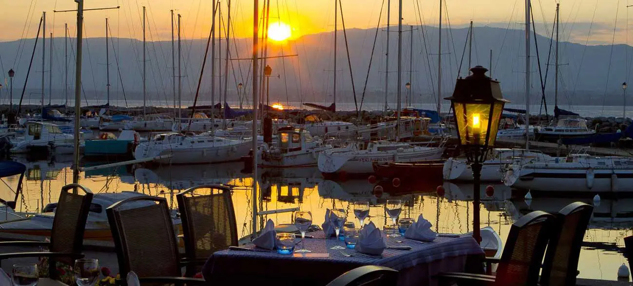 Hôtel restaurant avec terrasse sur le port de plaisance à Yvoire