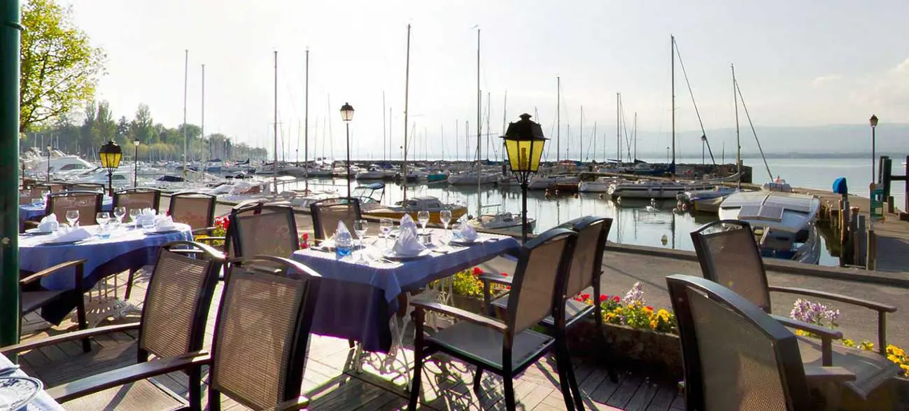 Restaurant avec terrasse sur le port de plaisance à Yvoire
