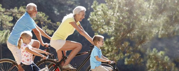 Grands-parents et petits enfants en balade à vélo