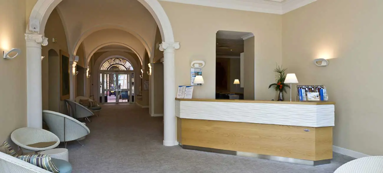 Receptionde l'hôtel Balmoral à Menton