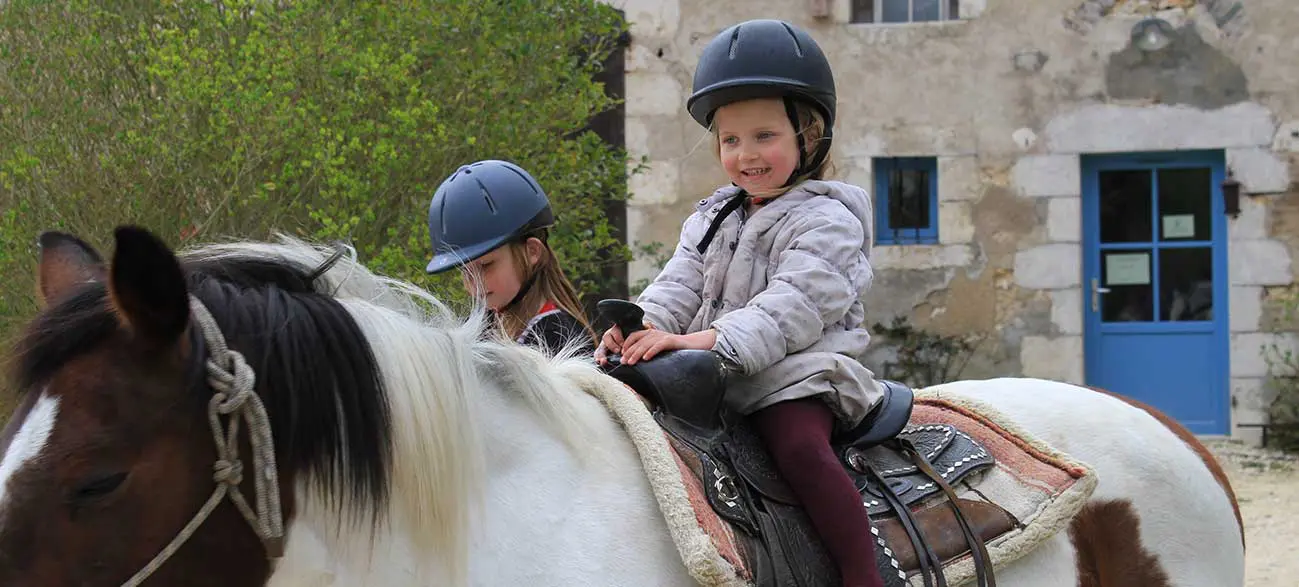 hébergement insolite activités poney pour petit-enfants