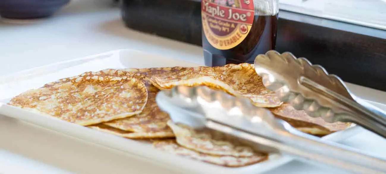 Petit déjeuner copieux avec crêpes dans un hôtel à Canet-en-Roussillon