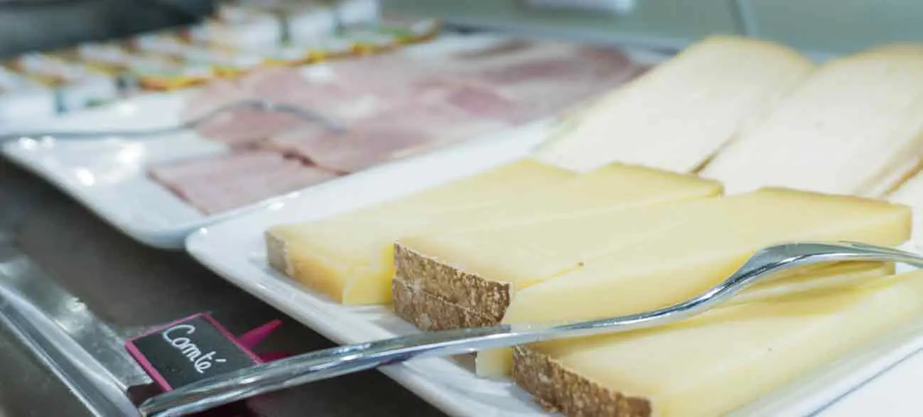 Petit déjeuner copieux avec fromages dans un hôtel à Canet-en-Roussillon