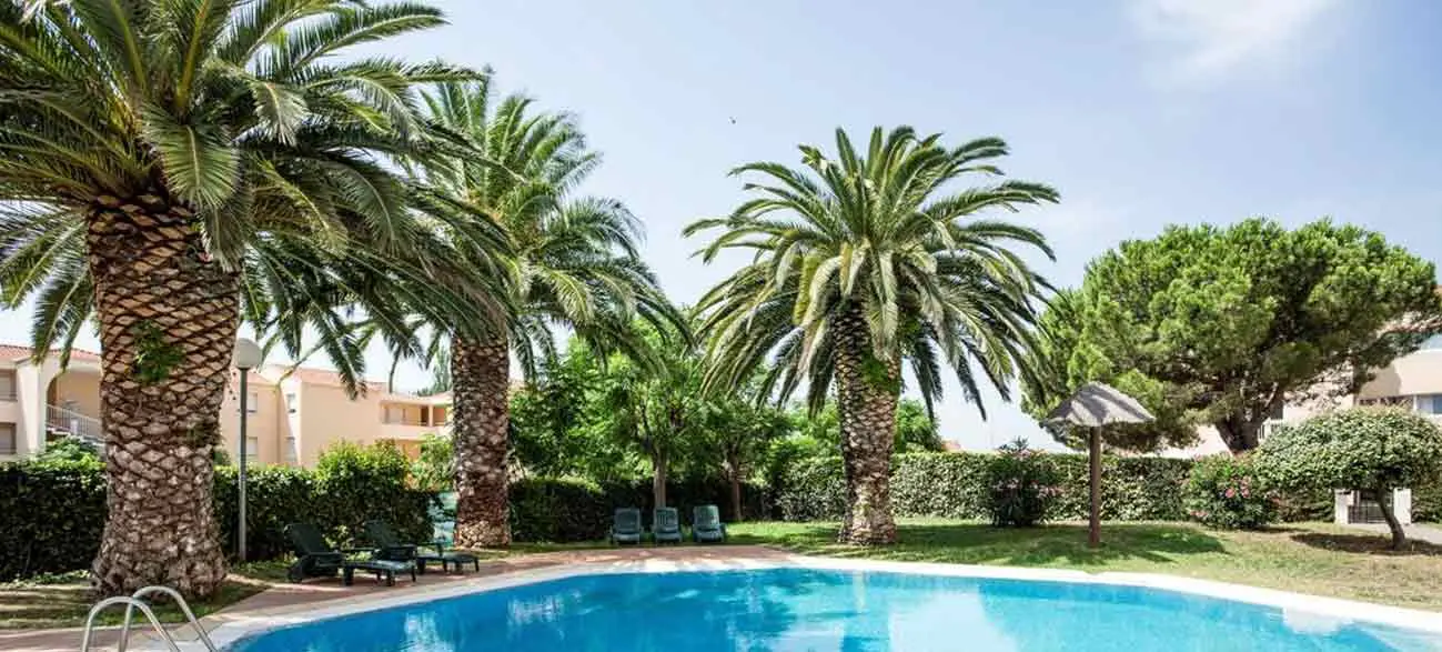 Grand jardin avec piscine dans un hôtel à Canet-en-Roussillon