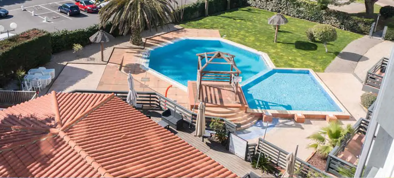 Grande piscine dans un hôtel à Canet-en-Roussillon