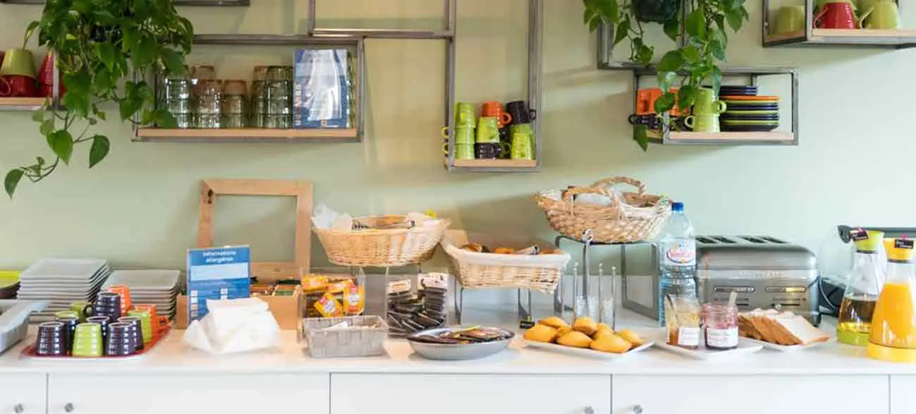 Petit déjeuner copieux dans un hôtel à Canet-en-Roussillon