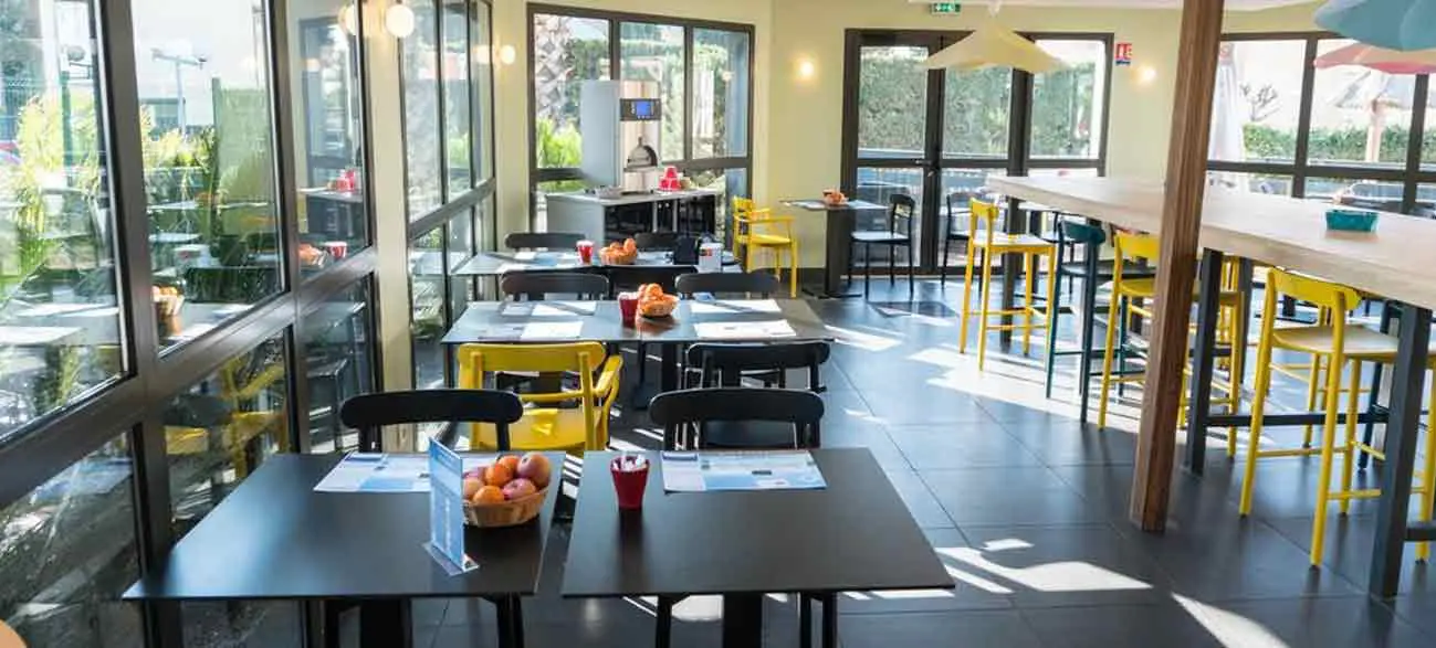 Agréable salle de petit-déjeuner copieux dans un hôtel à Canet-en-Roussillon