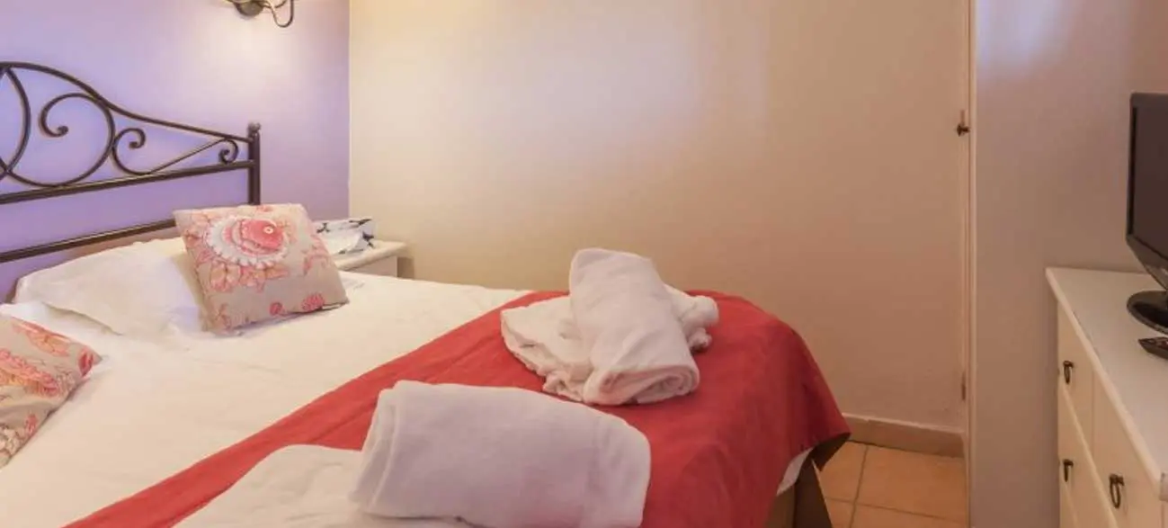 Chambre d'un appartement de la résidence premium Les Calanques des Issambres, Baie de Saint-Tropez - Les Issambres