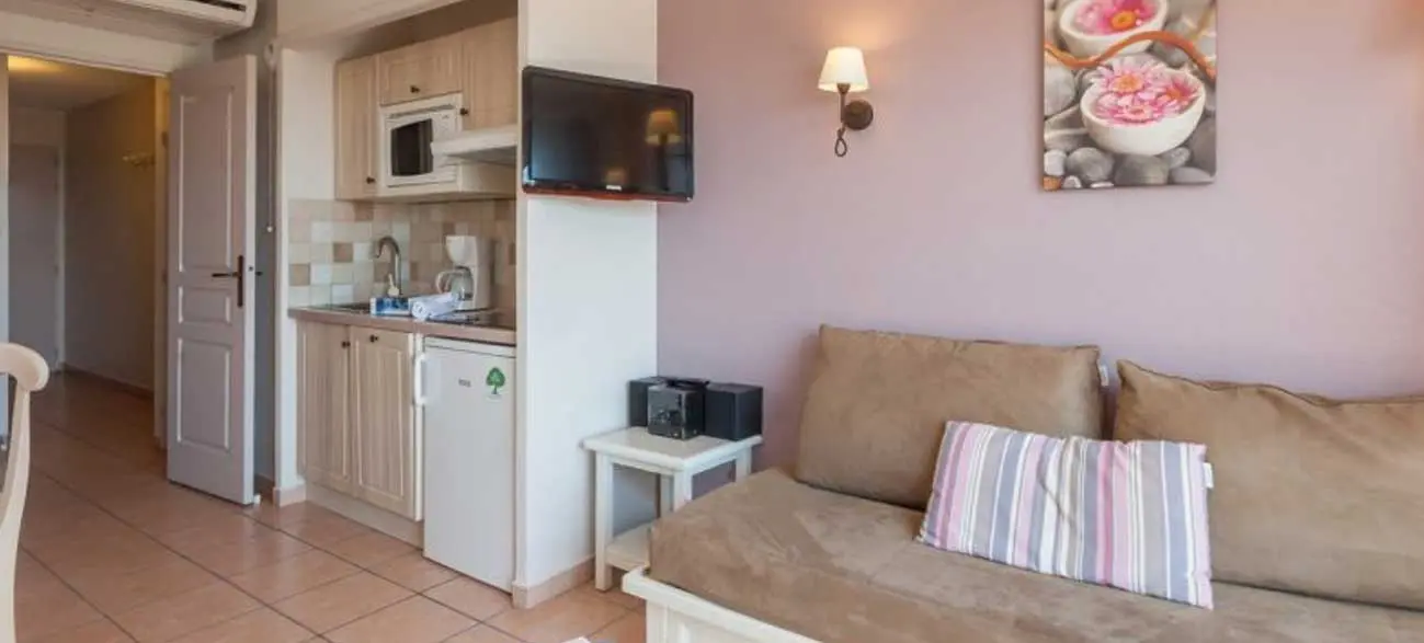 Cuisine d'un appartement de la résidence premium Les Calanques des Issambres, Baie de Saint-Tropez - Les Issambres