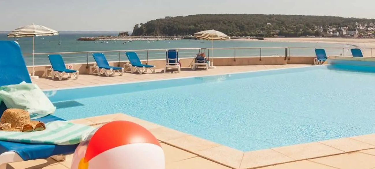 Piscine d'une location de vacances Résidence Cap Morgat
