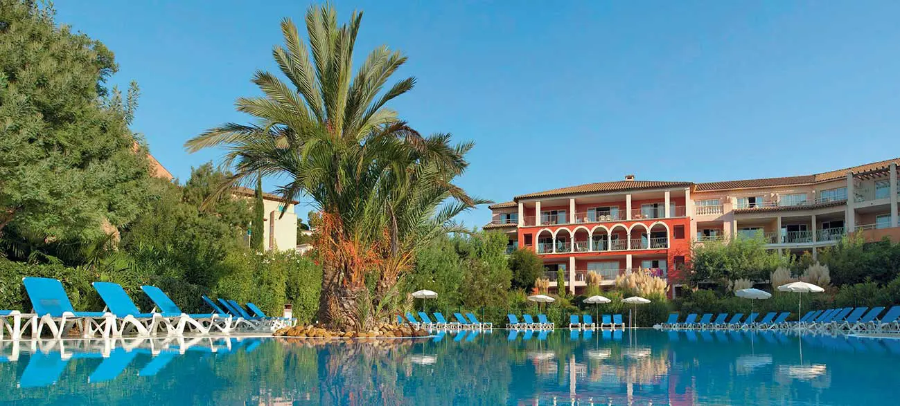 Piscine de la résidence premium Les Calanques des Issambres, Baie de Saint-Tropez - Les Issambres