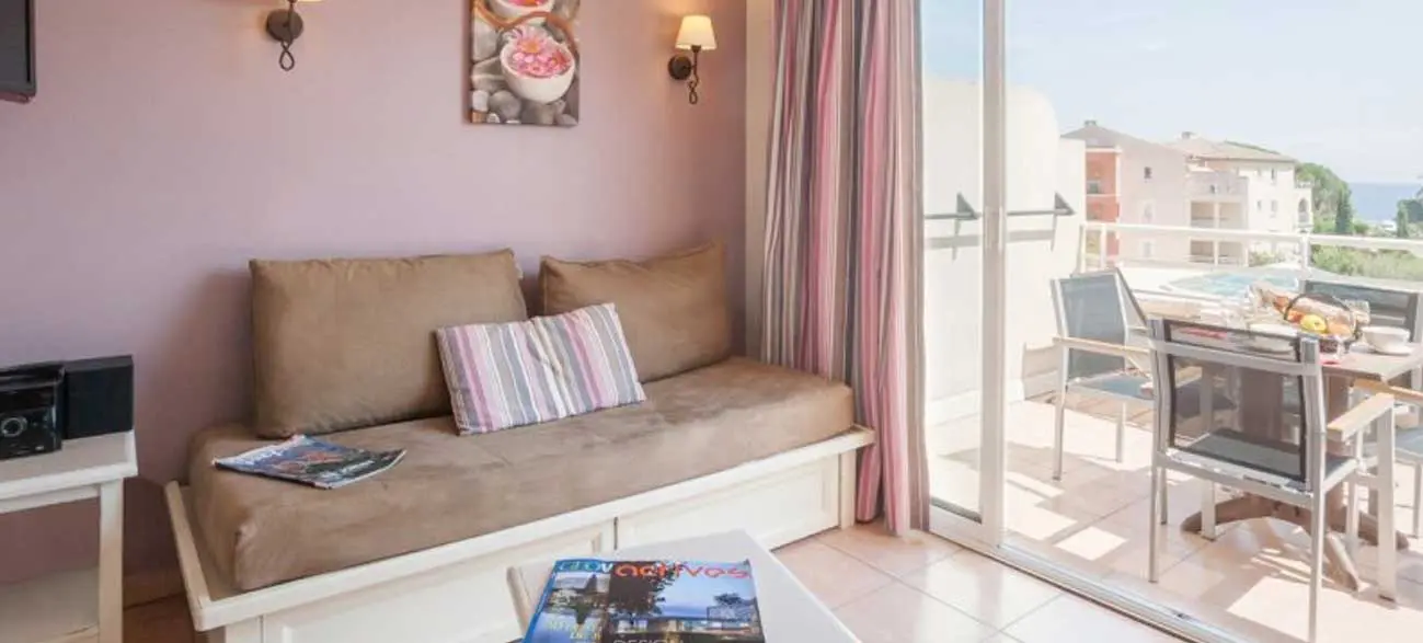 Salon d'un appartement de la résidence premium Les Calanques des Issambres, Baie de Saint-Tropez - Les Issambres