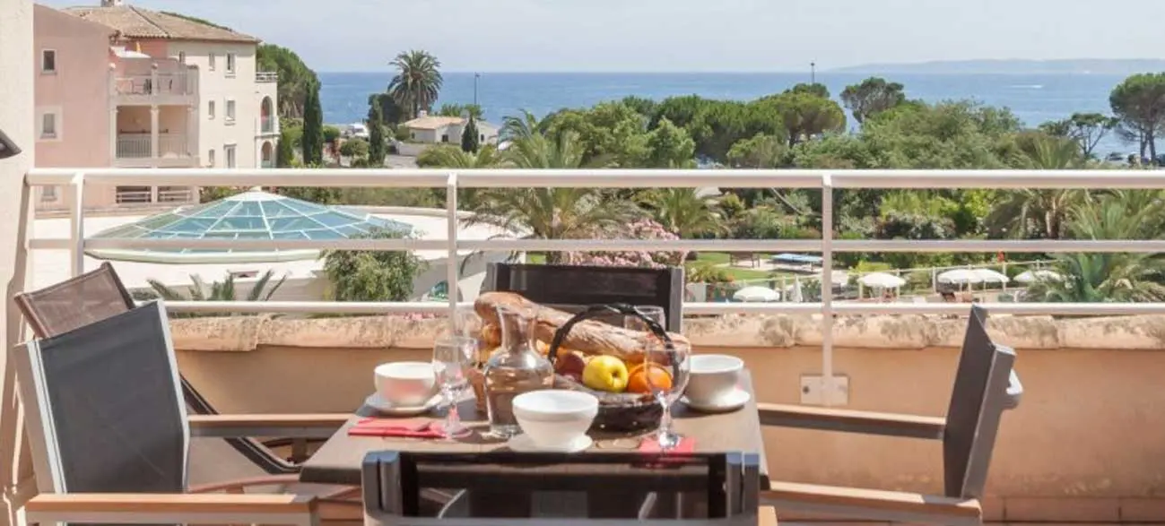 Terrasse d'un appartement de la résidence premium Les Calanques des Issambres, Baie de Saint-Tropez - Les Issambres