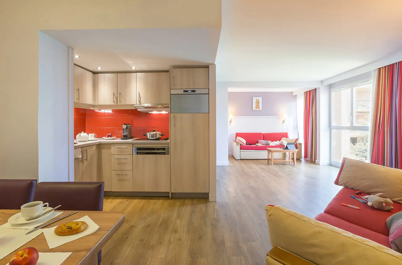 Salon dans un appartement en location en résidence premium Haguna Biarritz