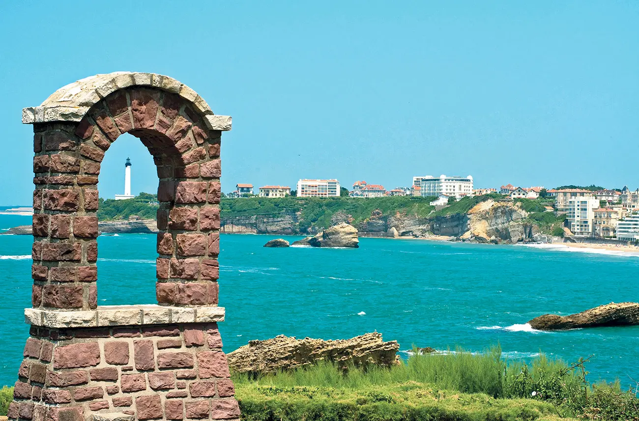 Vue sur Le phare de Biarritz