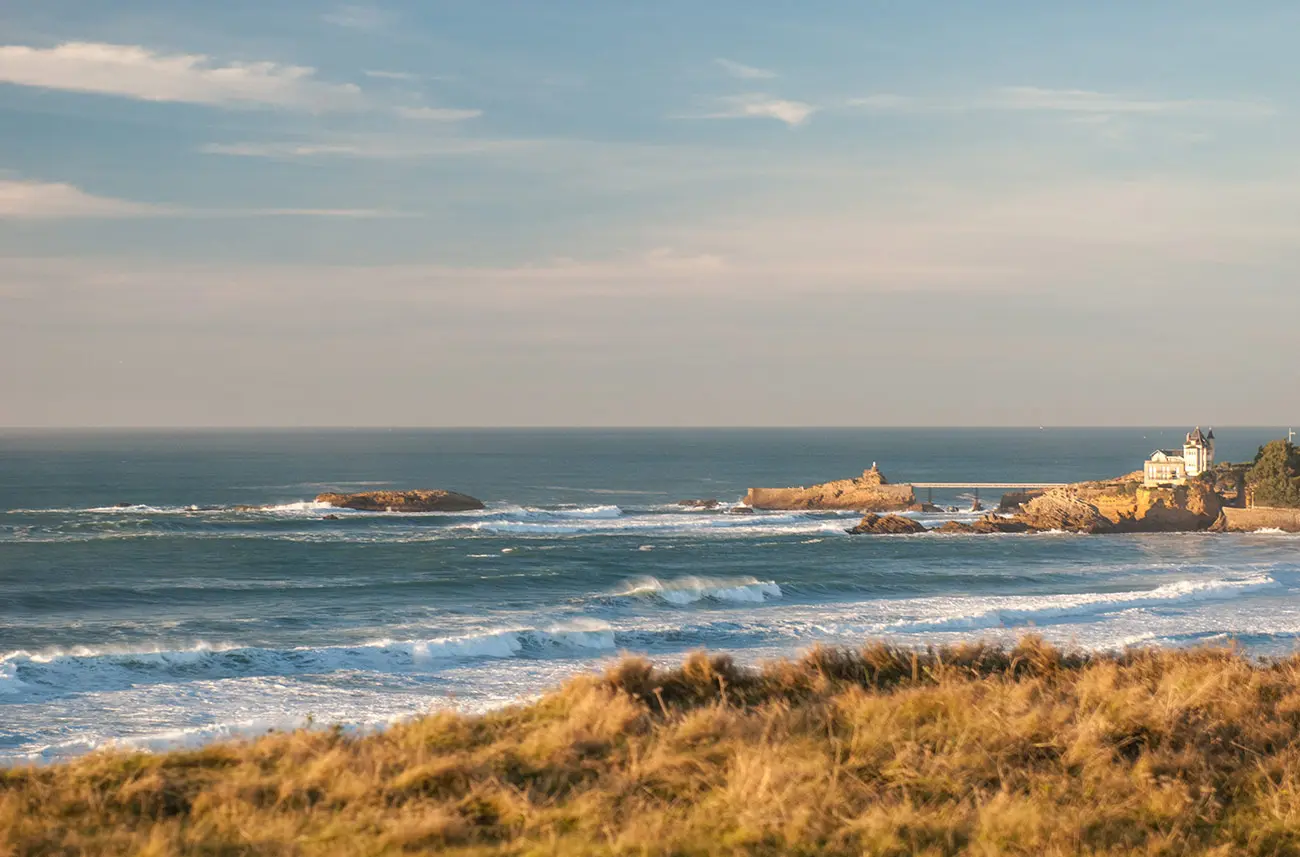 Vue sur Le Rocher de la Vierge à Biarritz