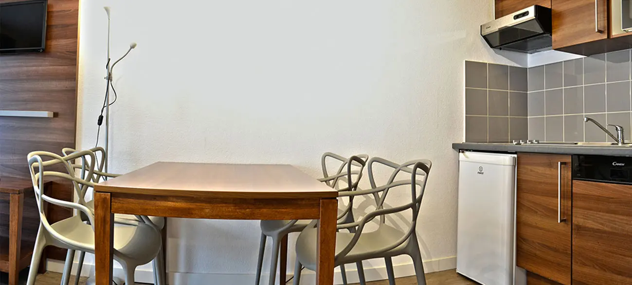 Cuisine dans un appartement d'une résidence hôtel à Aix Les Bains