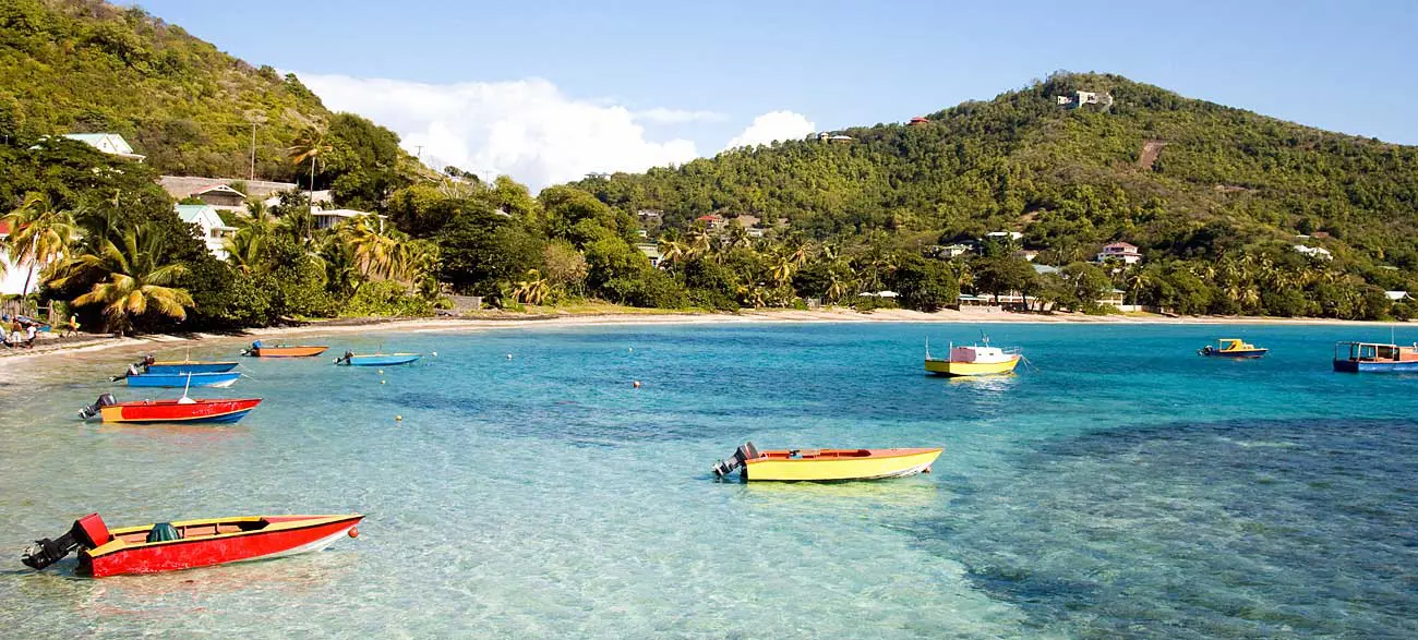 Plage de l'île Béquia Iles Grenadines