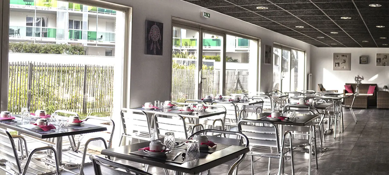 Salle de petit-déjeuner dans un appartement d'une résidence hôtel à Aix Les Bains