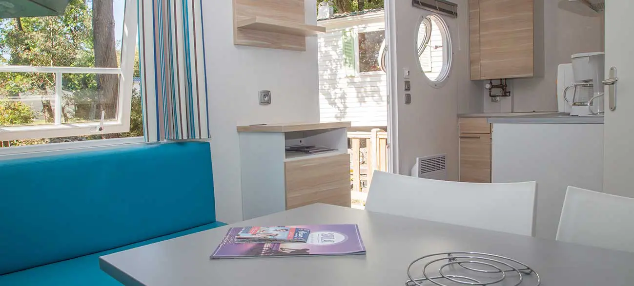 Intérieur d'un Mobile Home au CAMPING DES PINS Soulac-sur-Mer - Nouvelle Aquitaine