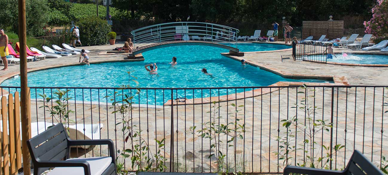 Terrasse piscine Camping à Ramatuelle à proximité du golfe de St Tropez dans le Var