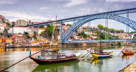 Rivière traversant Porto au Portugal