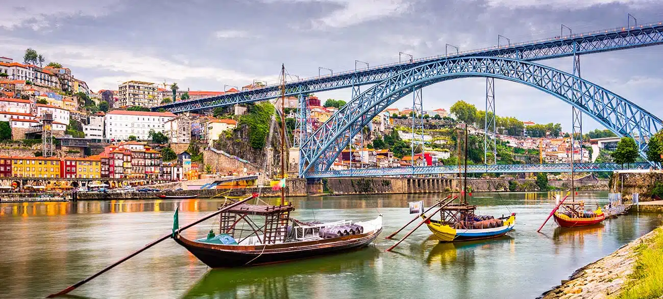Rivière traversant Porto au Portugal