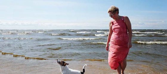 Balade avec son chien sur la plage
