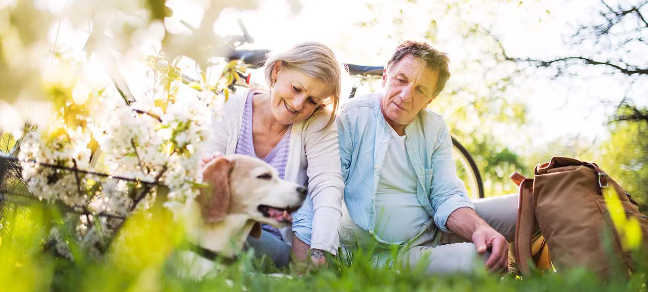 Senior avec son chien à Longeville-sur-Mer