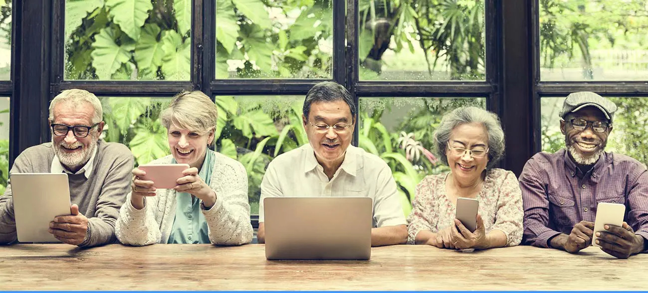 Senior recherchant des conseils sur le web
