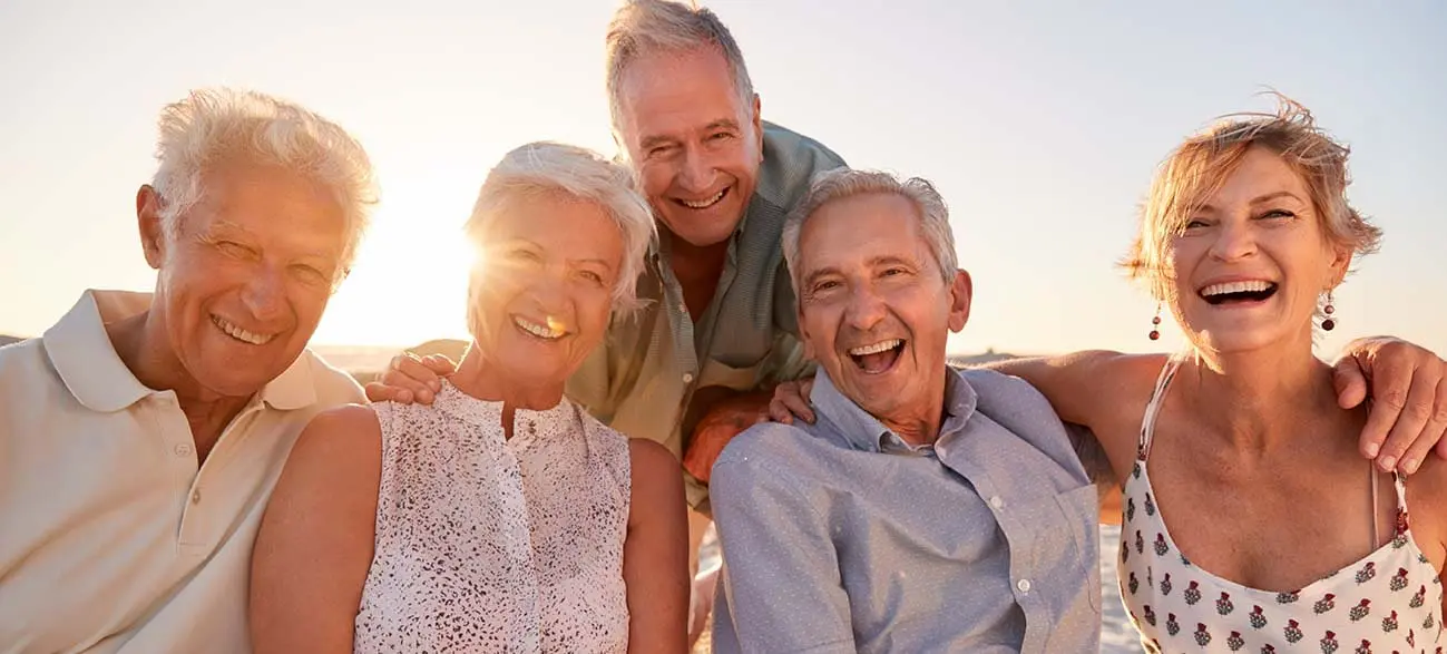 Groupe de seniors en voyage à la plage