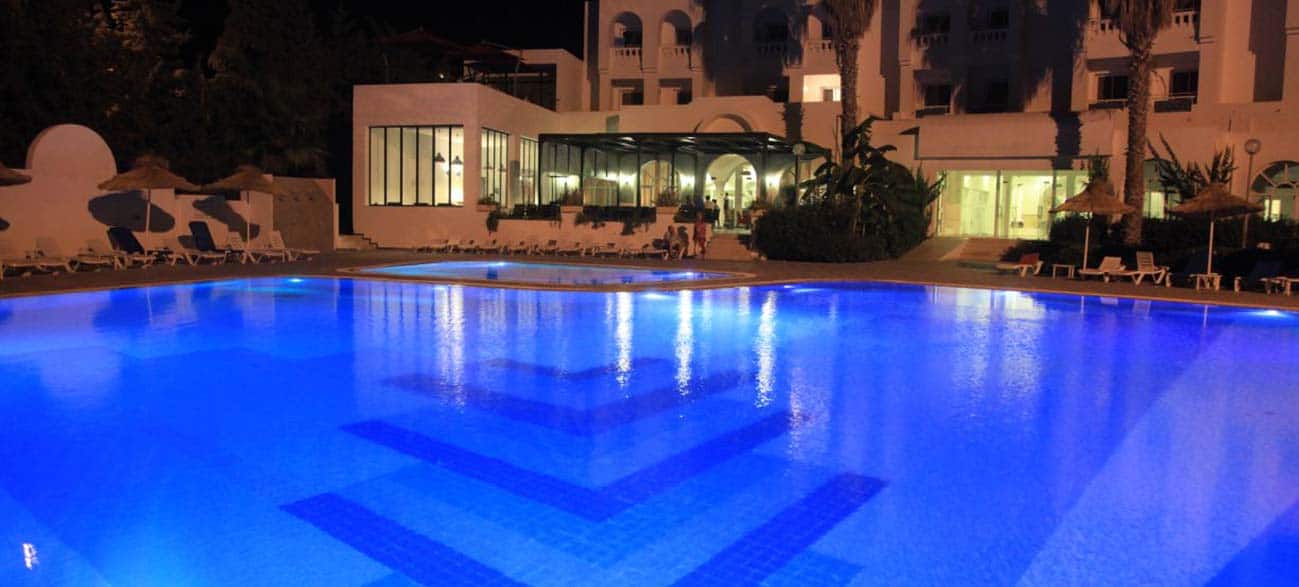 Piscine la nuit de l'Hôtel Menara à Hammamet en Tunisie