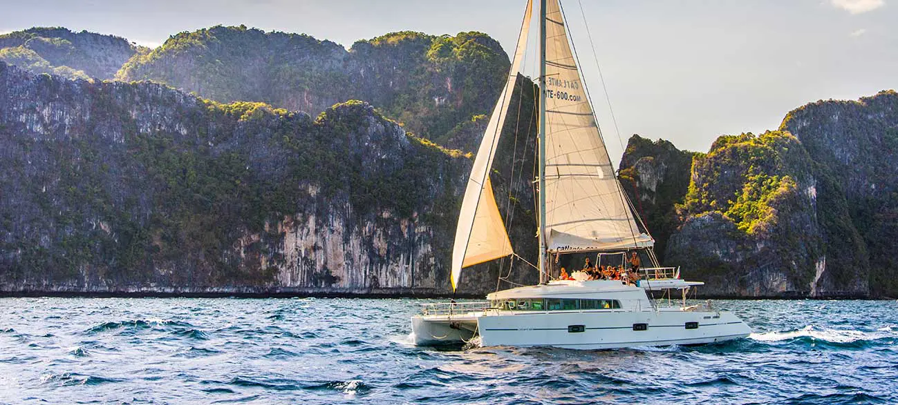 Catamaran dans la Baie de Phang Nga - Croisière Thaïlande