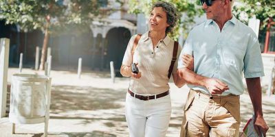 Seniors en vacances l'hiver