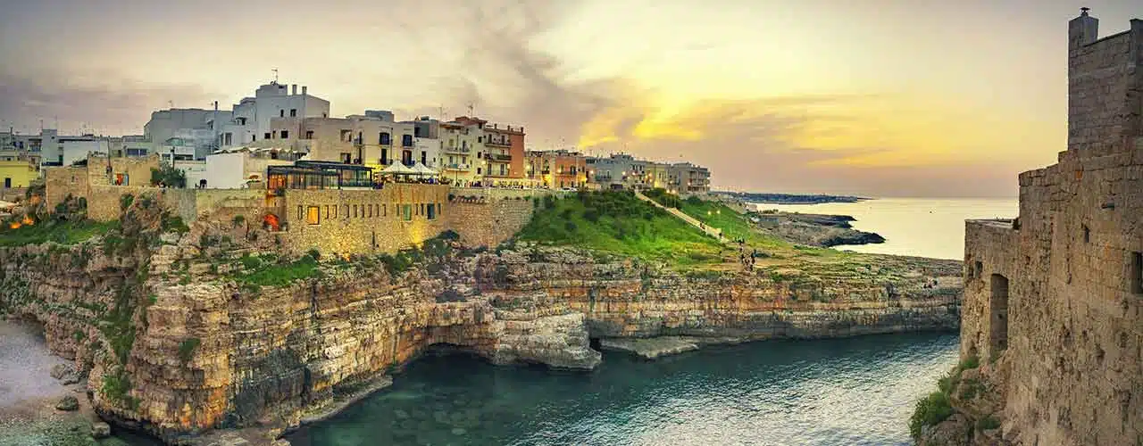 Ville de Polignano a Mare en Italie dans les Pouilles