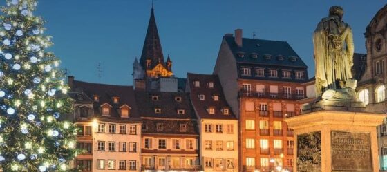 Le grand sapin de Strasbourg pendant les marchés de Noël, escale des croisières CroisiEurope