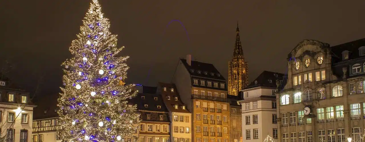 Le grand sapin de la place Kléber pendant le marché de Noël de Strasbourg