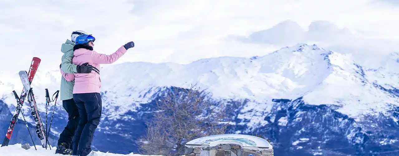 Skieurs face aux sommets de la Maurienne, au-dessus de la station des Karellis